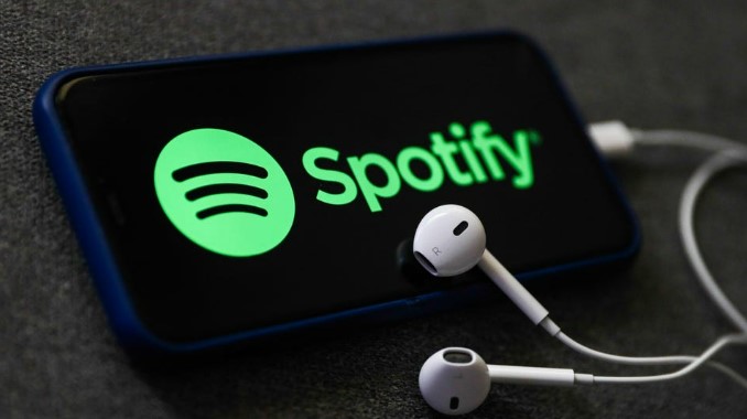 User's Reaction To Spotify's DJ Mode: